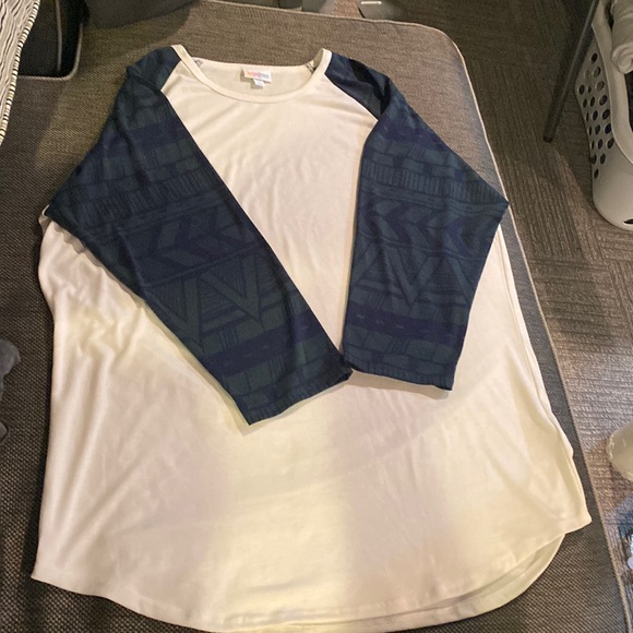 LulaRoe Randy Raglan Tee - Picture 2 of 7